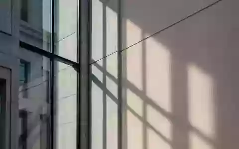 Moderne architektonische Fassadengestaltung an einem öffentlichen Gebäude mit klaren Linien und Schattenwurf. - Foto: über boerse-global.de