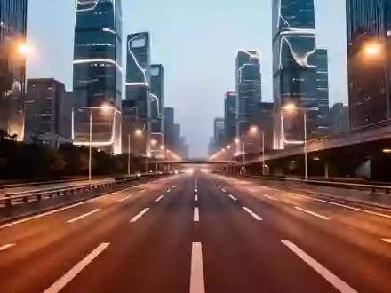 Eine moderne, menschenleere Stadtautobahn in einer chinesischen Metropole bei Dämmerung mit Glasfassaden im Hintergrund. - Foto: über boerse-global.de