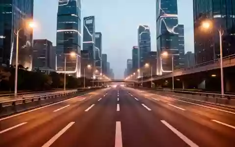 Eine moderne, menschenleere Stadtautobahn in einer chinesischen Metropole bei Dämmerung mit Glasfassaden im Hintergrund. - Foto: über boerse-global.de