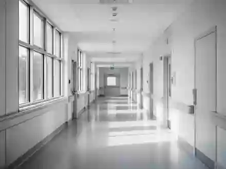 Ein heller, moderner Krankenhausflur mit minimalistischer Architektur und einfallendem Tageslicht. - Foto: über boerse-global.de