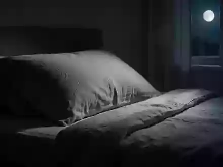 Ein minimalistisch eingerichtetes, nächtliches Schlafzimmer mit weicher Bettwäsche und sanftem Mondlicht. - Foto: über boerse-global.de