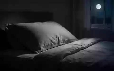 Ein minimalistisch eingerichtetes, nächtliches Schlafzimmer mit weicher Bettwäsche und sanftem Mondlicht. - Foto: über boerse-global.de