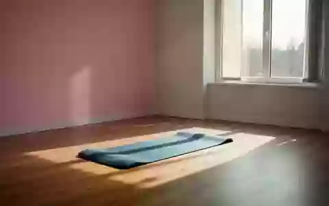 Ein minimalistisch eingerichteter, sonnendurchfluteter Therapieraum mit einer einzelnen Gymnastikmatte auf einem Holzboden. - Foto: über boerse-global.de