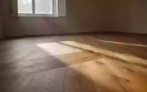 Ein heller, minimalistischer Raum mit Holzdielen in sanftem Tageslicht, der eine Atmosphäre von Ruhe und Erdung vermittelt. - Foto: über boerse-global.de