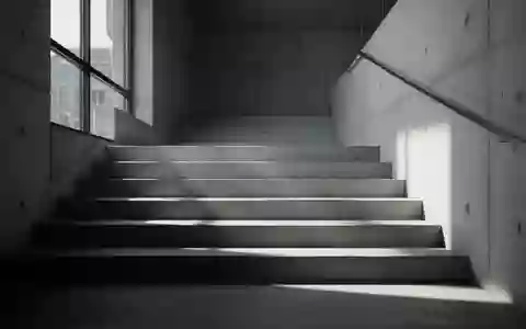 Eine von Sonnenlicht durchflutete Treppe in einem modernen Gebäude als Symbol für körperliche Aktivität im Alltag. - Foto: über boerse-global.de