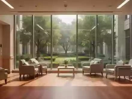 Ein heller, freundlicher Klinikflur mit Blick in einen begrünten Garten, der eine ruhige und heilende Atmosphäre vermittelt. - Foto: über boerse-global.de