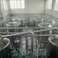 Moderne industrielle Abfüllanlage für Getränke mit Edelstahltanks in einer Produktionshalle. - Foto: über boerse-global.de