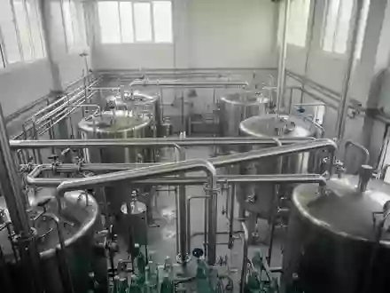 Moderne industrielle Abfüllanlage für Getränke mit Edelstahltanks in einer Produktionshalle. - Foto: über boerse-global.de