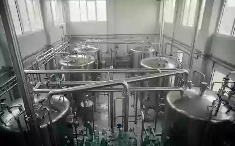 Moderne industrielle Abfüllanlage für Getränke mit Edelstahltanks in einer Produktionshalle. - Foto: über boerse-global.de