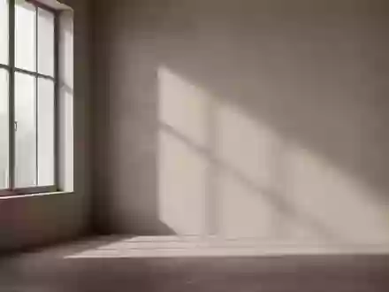 Ein minimalistischer, ruhiger Raum mit diffusem Tageslicht und sanften Schatten an einer leeren Wand. - Foto: über boerse-global.de