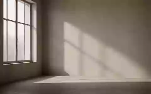 Ein minimalistischer, ruhiger Raum mit diffusem Tageslicht und sanften Schatten an einer leeren Wand. - Foto: über boerse-global.de