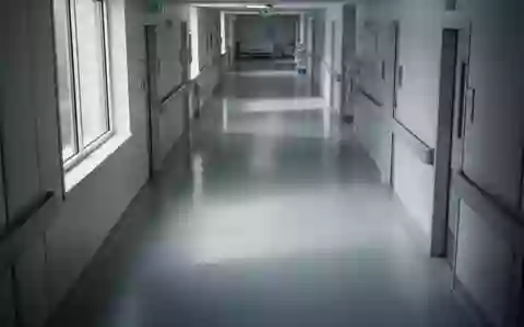 Ein stiller, minimalistischer Krankenhausflur mit natürlichem Licht, der eine klinische und ruhige Atmosphäre vermittelt. - Foto: über boerse-global.de