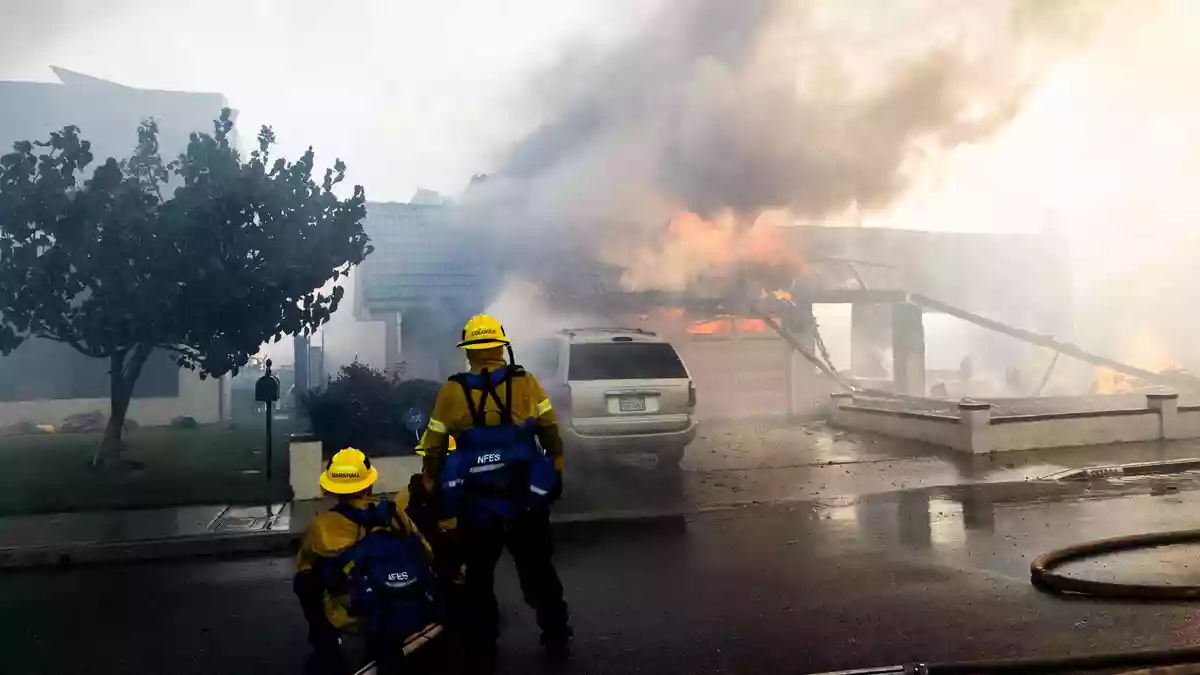 Die Flammen haben mehrere Häuser zerstört oder beschädigt.  - Bild: Paul Bersebach/The Orange County Register/AP/dpa