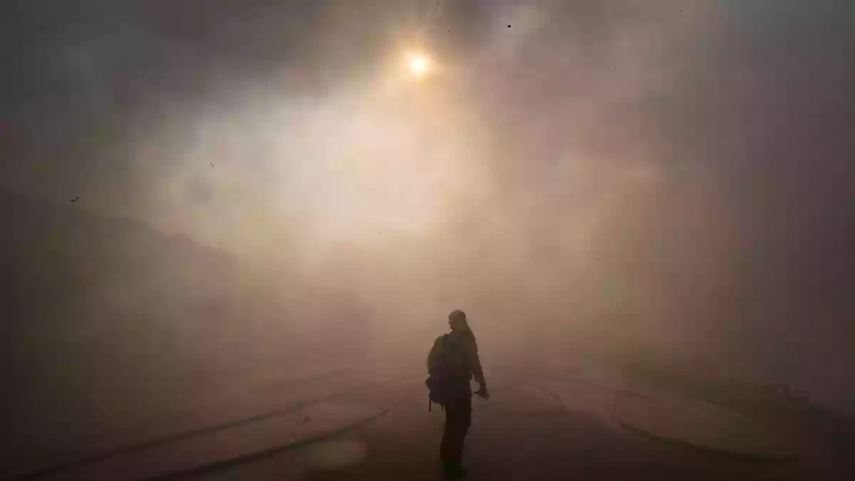 Mehr als 500 Feuerwehrleute kämpfen gegen die Flammen an.  - Bild: Paul Bersebach/The Orange County Register/AP/dpa