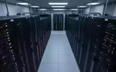 Ein moderner, sicherheitsorientierter Serverraum mit ordentlich aufgereihten Rack-Systemen und diskreter Beleuchtung. - Foto: über boerse-global.de