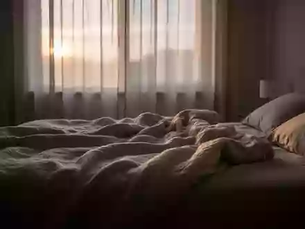 Ein ungemachtes Bett in einem ruhig beleuchteten Schlafzimmer im sanften Licht des frühen Morgens. - Foto: über boerse-global.de