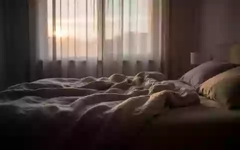 Ein ungemachtes Bett in einem ruhig beleuchteten Schlafzimmer im sanften Licht des frühen Morgens. - Foto: über boerse-global.de