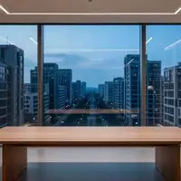Ein minimalistisch gestalteter, leerer Büroarbeitsplatz mit Blick auf eine städtische Architektur bei Dämmerung. - Foto: über boerse-global.de