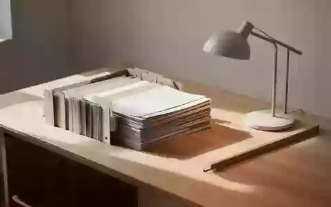Ordentlich sortierte Papierunterlagen auf einem minimalistischen Holztisch in einem hellen, aufgeräumten Arbeitsbereich. - Foto: über boerse-global.de