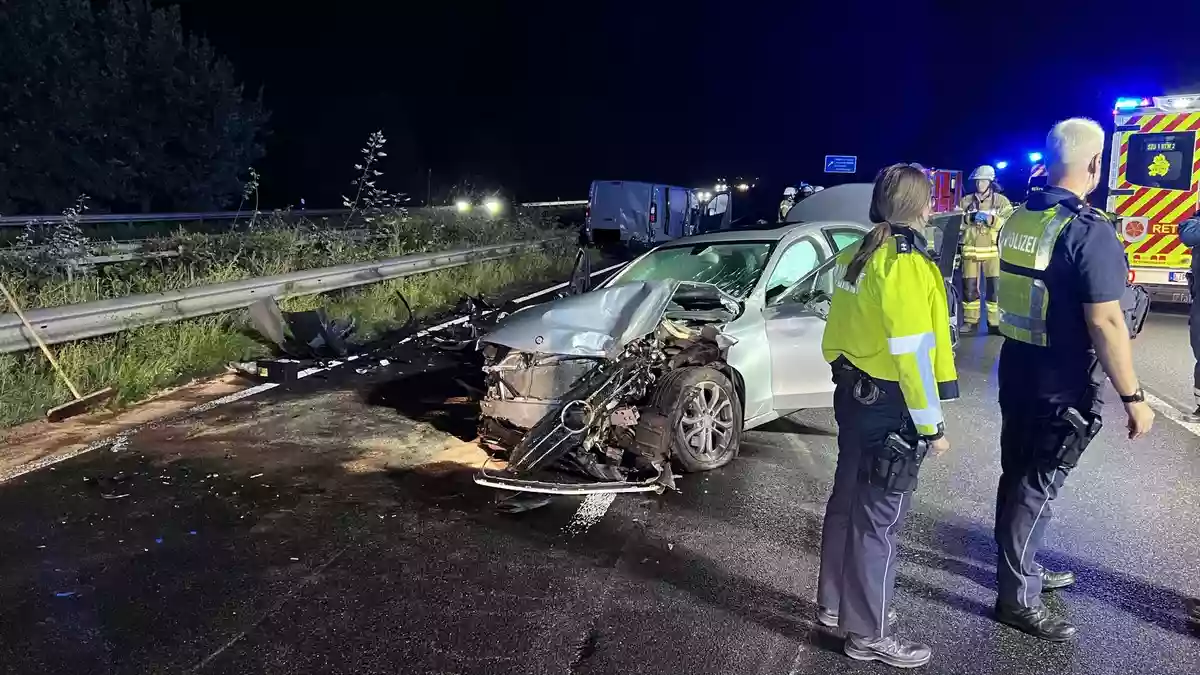 FF Bad Salzuflen: Drei Verletzte und ein Toter bei schwerem Verkehrsunfall auf der A2 / Feuerwehr Bad Salzuflen ist mit 50 Einsatzkräften bis in den Morgen vor Ort - Bild: presseportal.de