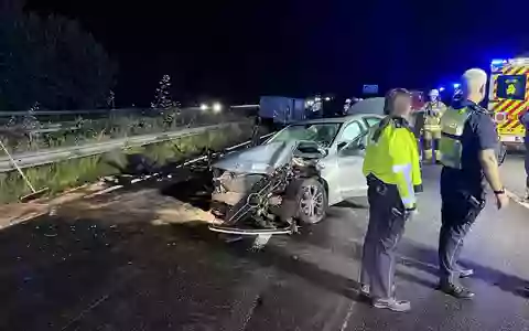 FF Bad Salzuflen: Drei Verletzte und ein Toter bei schwerem Verkehrsunfall auf der A2 / Feuerwehr Bad Salzuflen ist mit 50 Einsatzkräften bis in den Morgen vor Ort - Foto: presseportal.de