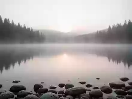 Ein stiller Bergsee in der Morgendämmerung mit sanftem Nebel und klarem Wasser, das Ruhe und innere Einkehr symbolisiert. - Foto: über boerse-global.de