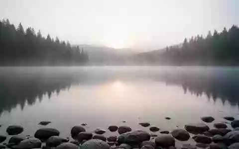 Ein stiller Bergsee in der Morgendämmerung mit sanftem Nebel und klarem Wasser, das Ruhe und innere Einkehr symbolisiert. - Foto: über boerse-global.de