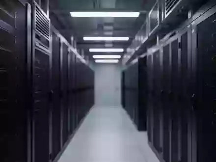 Ein moderner, minimalistischer Serverraum mit dunklen Metall-Serverracks und kühler industrieller Beleuchtung. - Foto: über boerse-global.de