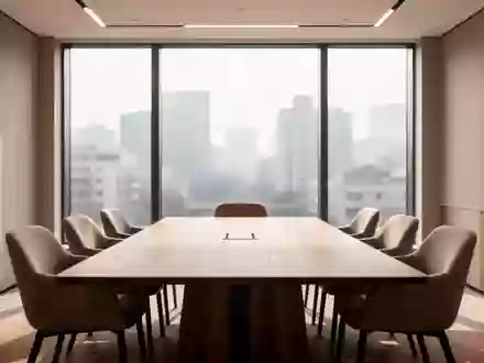 Ein modern eingerichteter, leerer Konferenzraum mit einem großen Holztisch in einem hellen, ruhigen Bürogebäude. - Foto: über boerse-global.de