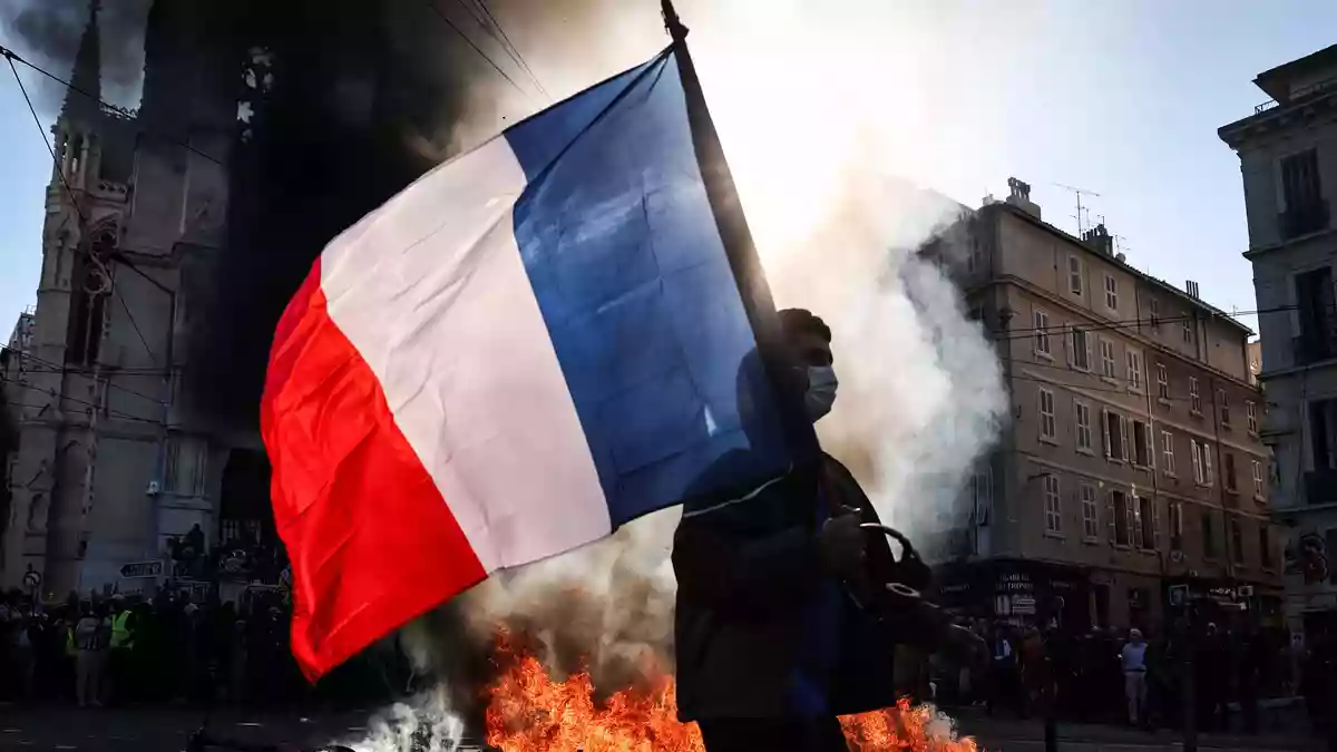 Bei den Protesten in Frankreich kam es erneut zu Sachbeschädigungen und Zusammenstößen von Krawallmachern mit der Polizei. - Bild: Thibaud Moritz/AFP/dpa