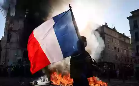 Bei den Protesten in Frankreich kam es erneut zu Sachbeschädigungen und Zusammenstößen von Krawallmachern mit der Polizei. - Foto: Thibaud Moritz/AFP/dpa