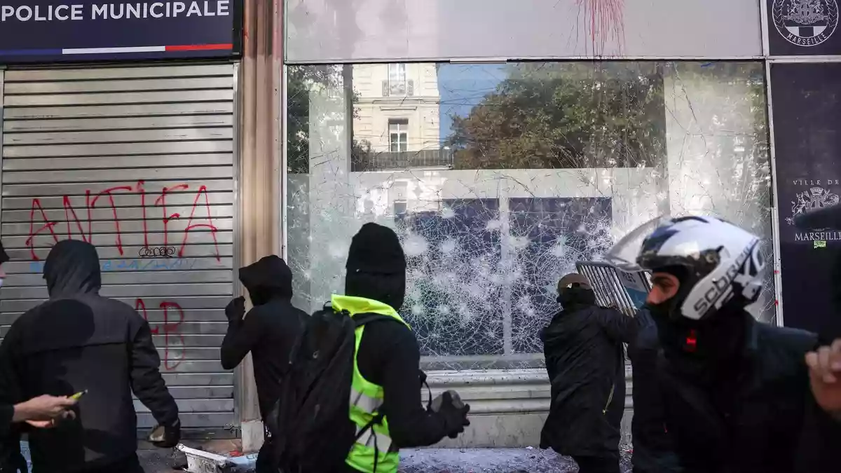 In Marseille griffen Demonstranten eine Polizeiwache an. - Bild: Thibaud Moritz/AFP/dpa