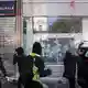 In Marseille griffen Demonstranten eine Polizeiwache an. - Bild: Thibaud Moritz/AFP/dpa