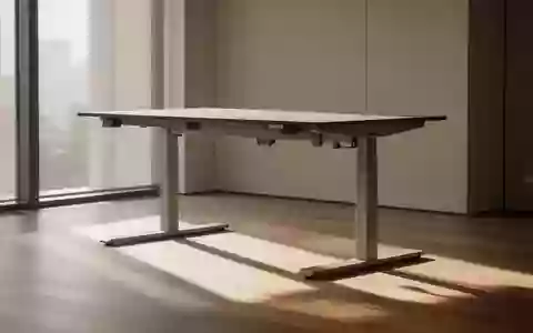 Ein minimalistischer, leerer Büroarbeitsplatz mit einem höhenverstellbaren Schreibtisch in einem hellen, modernen Raum. - Foto: über boerse-global.de