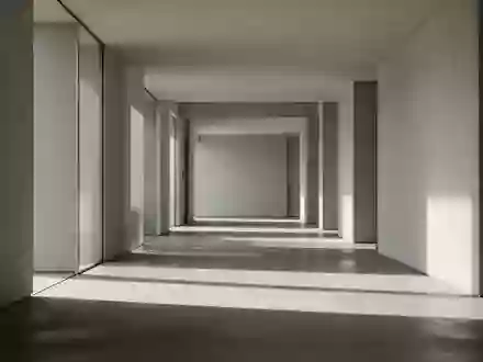 Ein heller, minimalistisch gestalteter Flur in einem modernen Gebäude mit klaren Linien und natürlichem Lichteinfall. - Foto: über boerse-global.de
