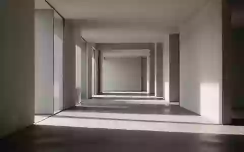 Ein heller, minimalistisch gestalteter Flur in einem modernen Gebäude mit klaren Linien und natürlichem Lichteinfall. - Foto: über boerse-global.de