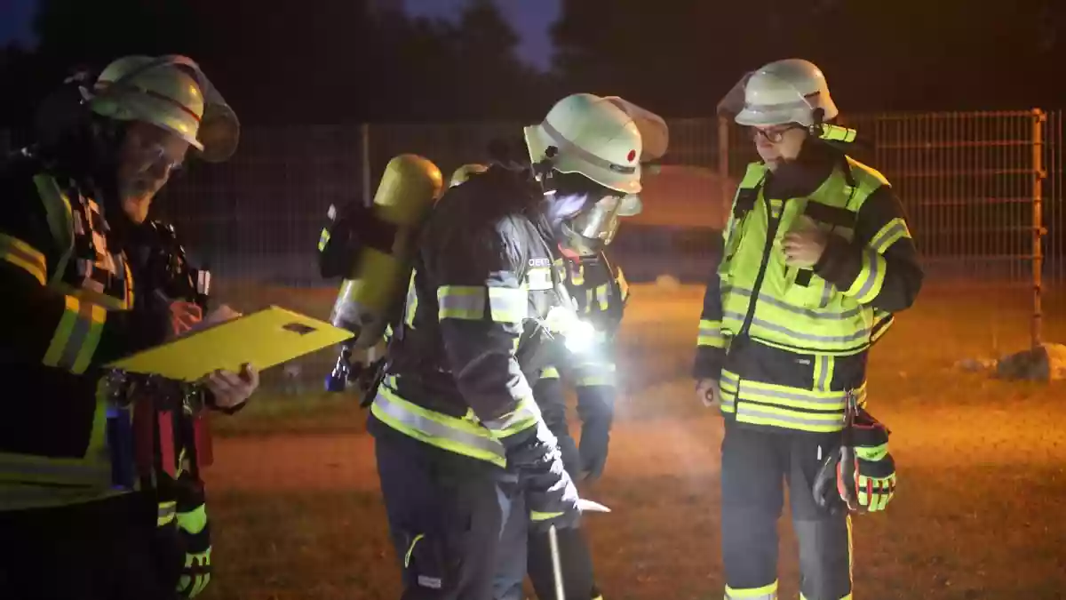 FW Hambühren: Oldauer Feuerwehrleute trainieren anspruchsvolles Einsatzszenario im Strandbad Ovelgönne - Bild: presseportal.de