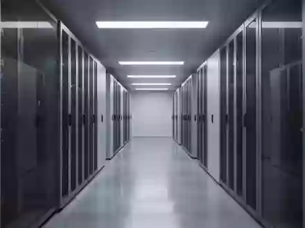 Ein minimalistischer, modern gestalteter Serverraum-Korridor mit kühler Beleuchtung und klaren architektonischen Linien. - Foto: über boerse-global.de