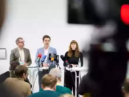 Die Spitzen von Linke, Grünen und SPD in Berlin wollen auf einer Pressekonferenz über das Ergebnis ihre Sondierungen zur Regierungsbildung informieren. (Archivbild) - Foto: Annette Riedl/dpa