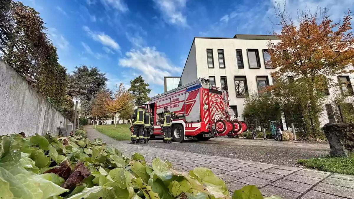 FW-NE: Feuer im Alexius-Krankenhaus an der Augustinusstraße | Acht Personen verletzt - Bild: presseportal.de