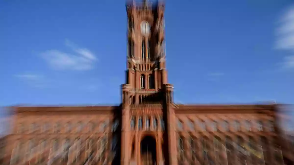 In das Rote Rathaus in Berlin könnte nach erfolgreichen Koalitionsverhandlungen erstmals die Linke mit ihrer Spitzenkandidatin Elif Eralp einziehen. (Symbolbild) - Bild: Britta Pedersen/dpa