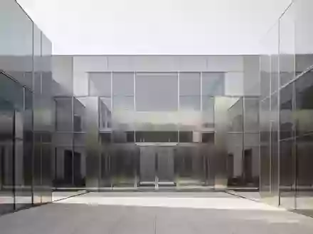 Eine moderne, minimalistische Architektur aus Stahl und Glas, die Ordnung und Struktur symbolisiert. - Foto: über boerse-global.de