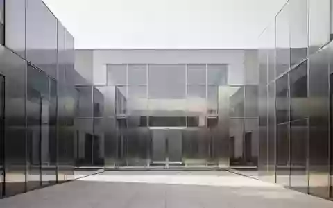 Eine moderne, minimalistische Architektur aus Stahl und Glas, die Ordnung und Struktur symbolisiert. - Foto: über boerse-global.de