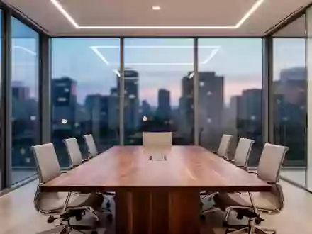 Ein minimalistischer, moderner Konferenzraum mit einem großen Holztisch und bodentiefen Fenstern vor einer Stadtkulisse. - Foto: über boerse-global.de