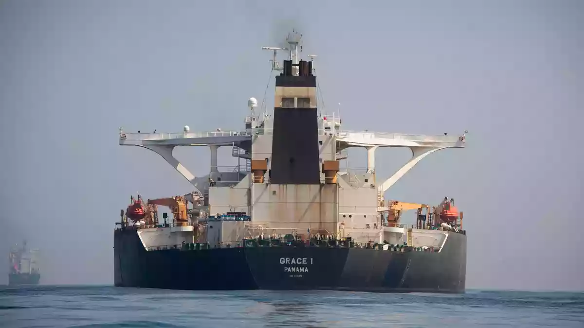 Iranischen Angaben zufolge ist ein Supertanker in der Straße von Hormus auf eine Seemine aufgefahren. (Symbolbild) - Bild: Marcos Moreno/AP/dpa