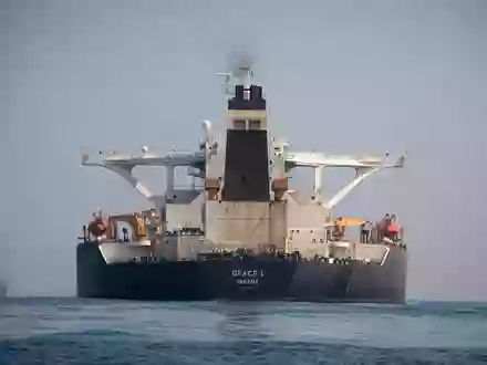 Iranischen Angaben zufolge ist ein Supertanker in der Straße von Hormus auf eine Seemine aufgefahren. (Symbolbild) - Foto: Marcos Moreno/AP/dpa