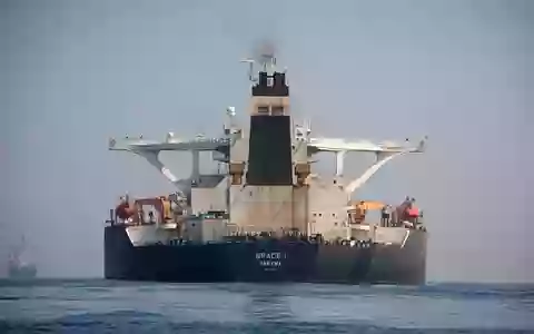 Iranischen Angaben zufolge ist ein Supertanker in der Straße von Hormus auf eine Seemine aufgefahren. (Symbolbild) - Foto: Marcos Moreno/AP/dpa
