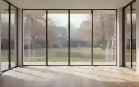Ein helles, minimalistisch eingerichtetes Wohnzimmer mit bodentiefen Fenstern und Blick auf einen ruhigen Park. - Foto: über boerse-global.de