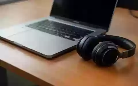 Symbolic image: laptop and headphones on a desk - Foto: über boerse-global.de