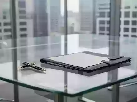Ein leerer Konferenztisch mit einem Füllfederhalter und einer leeren Dokumentenmappe in einem modernen Büro. - Foto: über boerse-global.de